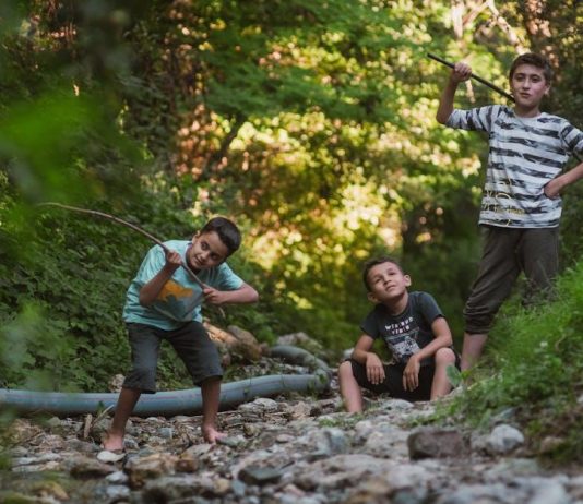 How to use streaming sticks to upgrade your old TV How to use streaming sticks to upgrade your old TV