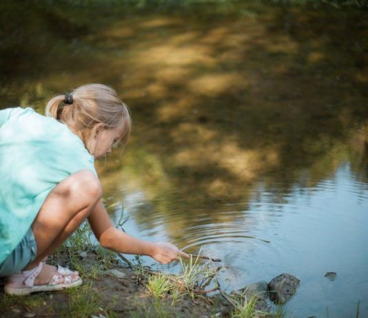 How to Use a Streaming Stick to Upgrade Your Old TV How to Use a Streaming Stick to Upgrade Your Old TV